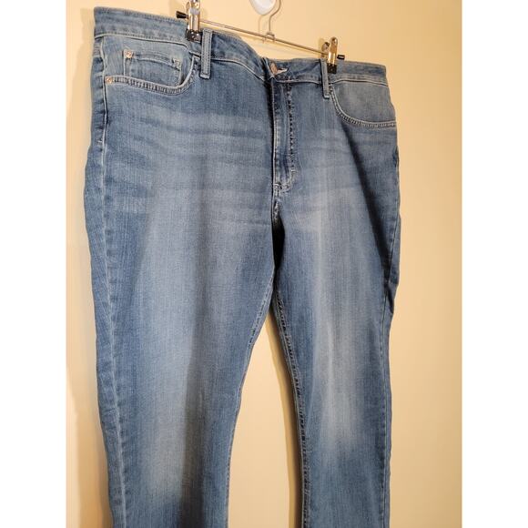 Lee NWT Womens Mid Rise Straight Leg Jeans Stretch Denim Regular Fit 20 Medium - Picture 2 of 8
